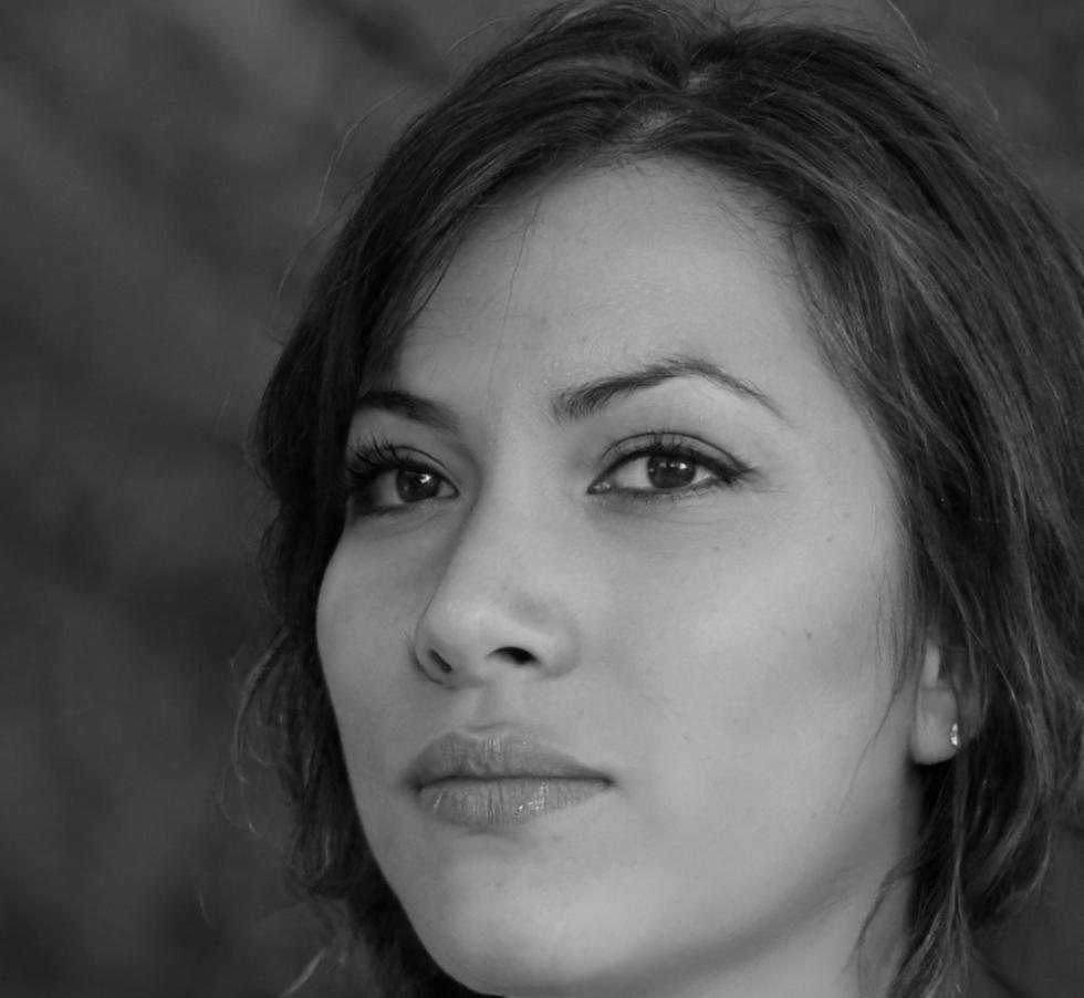 Erfahrene Finanzberaterin Marlene Kühnert bei der Vorbereitung von Lernmaterialien